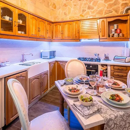 Kharmen A 1565s House With Seaviews Apartment