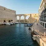 Kharmen A 1565s House With Seaviews