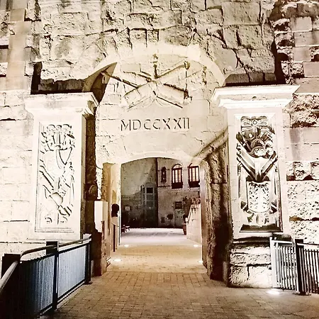 Kharmen A 1565s House With Seaviews בירגו