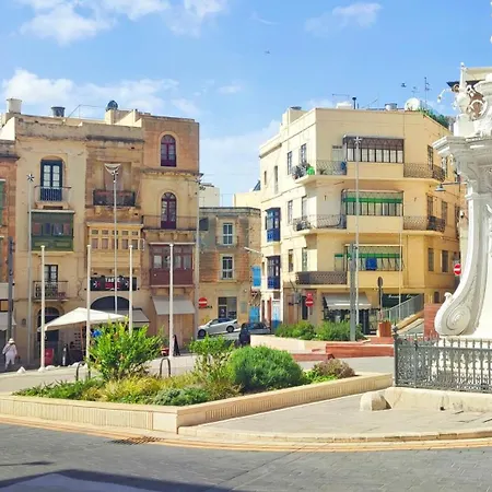 Kharmen A 1565s House With Seaviews דירה בירגו