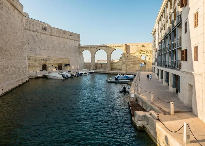 Kharmen A 1565s House With Seaviews